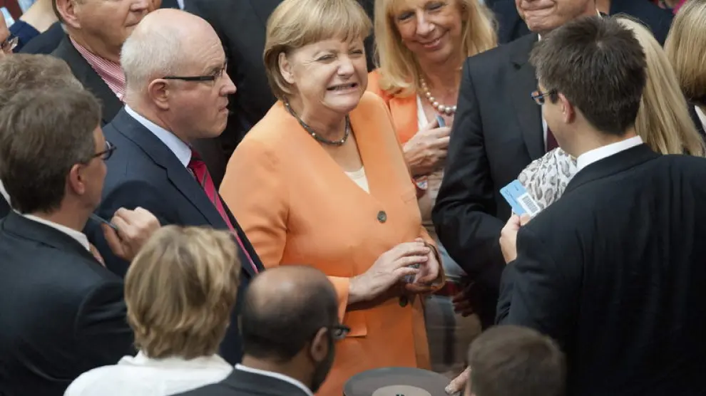 Angela Merkel deposita su voto en el Bundestag