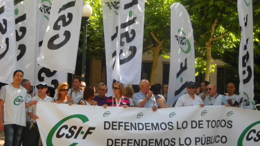 Representantes del CSIF en una protesta contra los recortes ante la sede del Gobierno.
