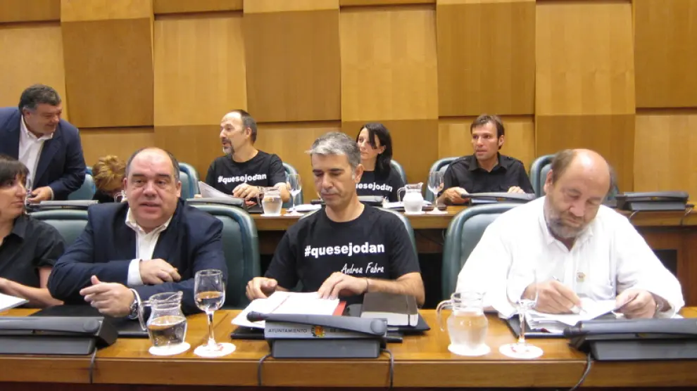 Los concejales de CHA lucen camisetas en el pleno alusivas a Fabra