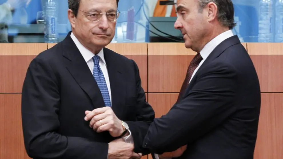 Mario Draghi con el ministro español De Guindos