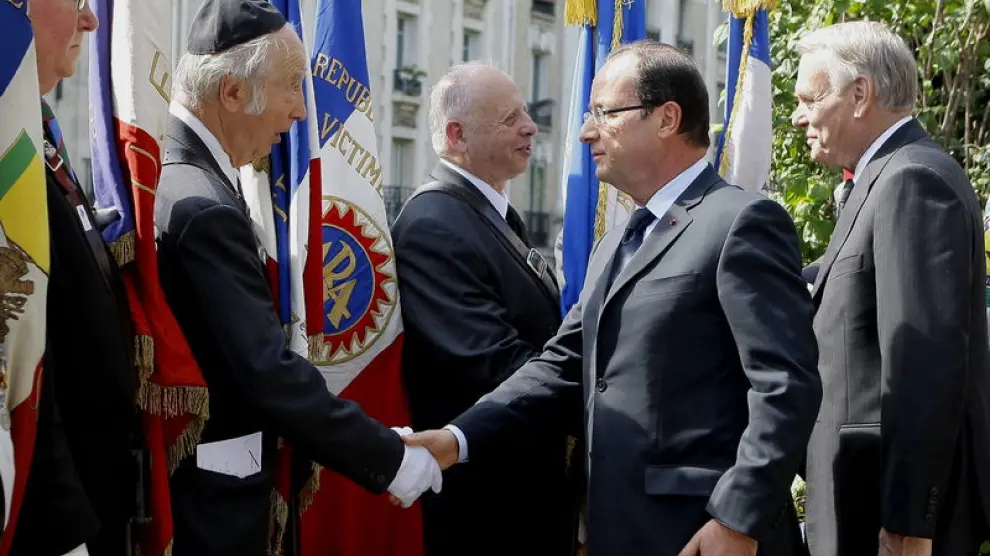 El presidente francés en el homenaje en París.