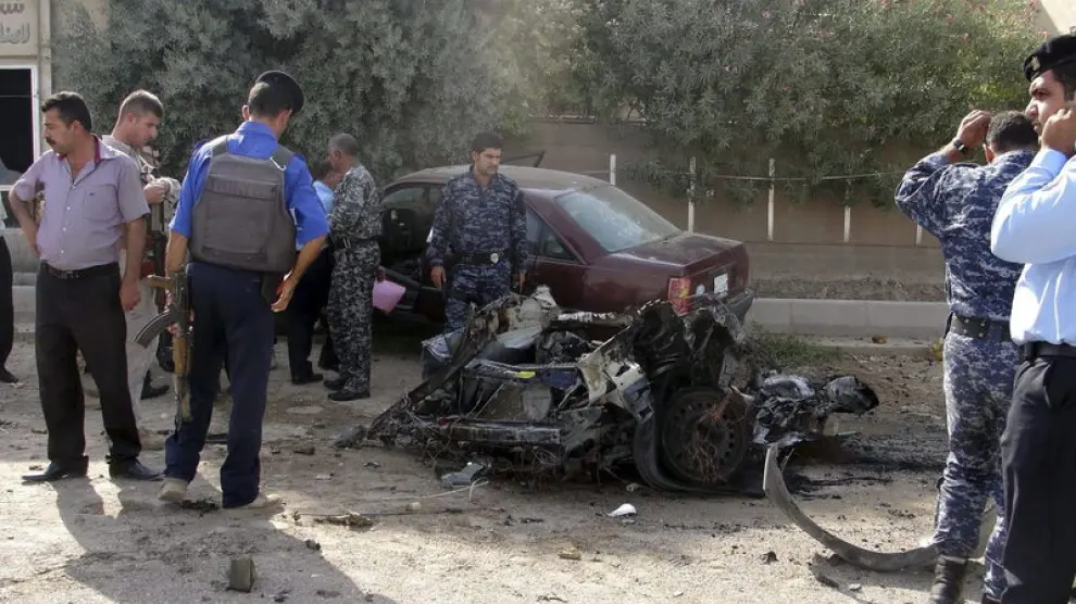 Varios policías inspeccionan el escenario del ataque con coche bomba en Kirkuk