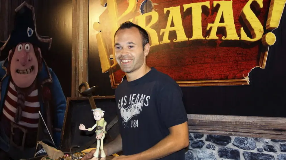 Iniesta posa en Fuentealbilla junto a un cartel de la película