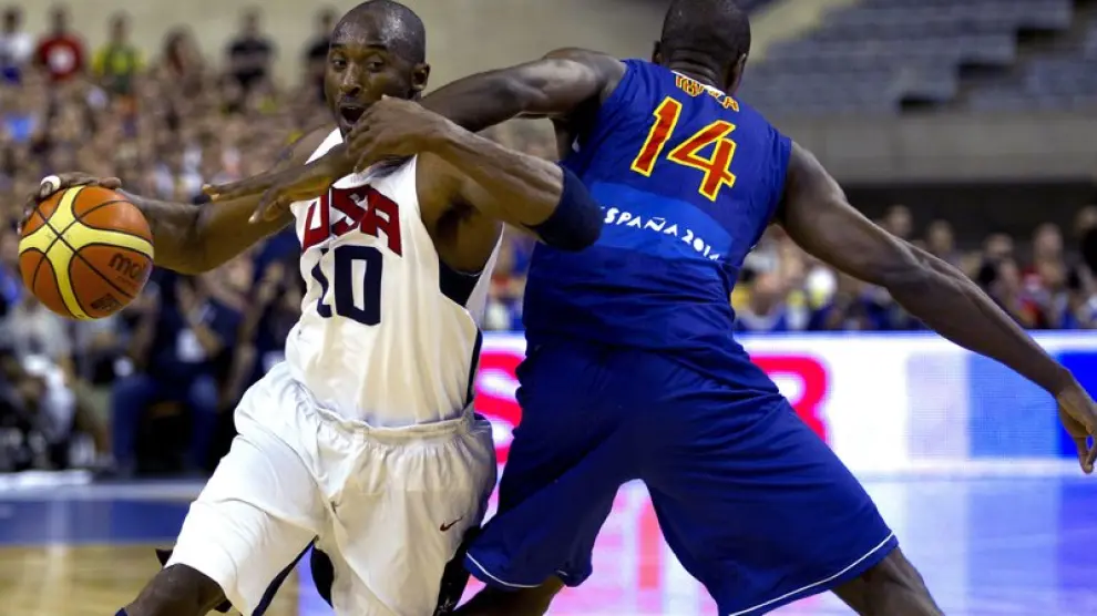 Kobe Bryant intenta superar a Ibaka en una acción del partido
