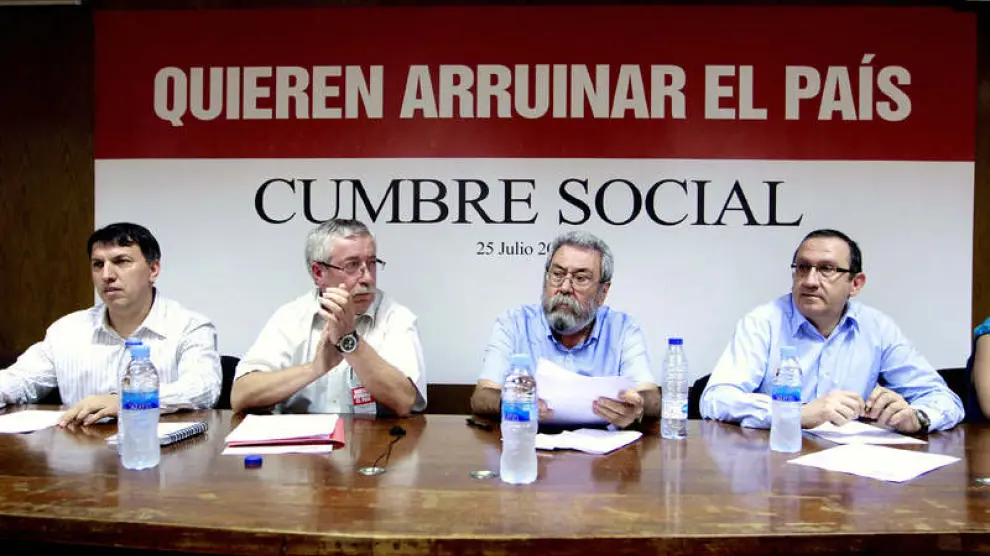 La "cumbre social" no ha anunciado una huelga general, pero no la descarta.