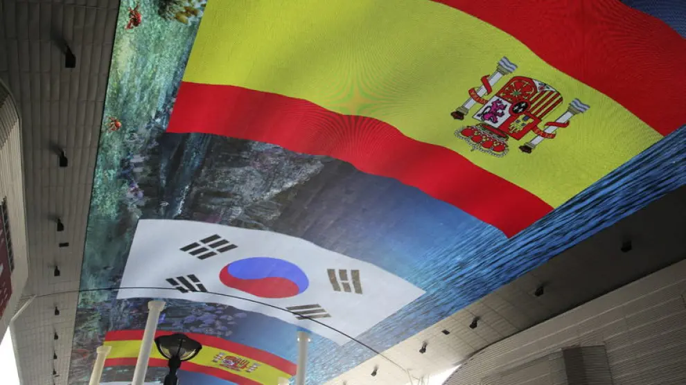 Las banderas de España y Corea del Sur lucen en la Expo de Yeosu