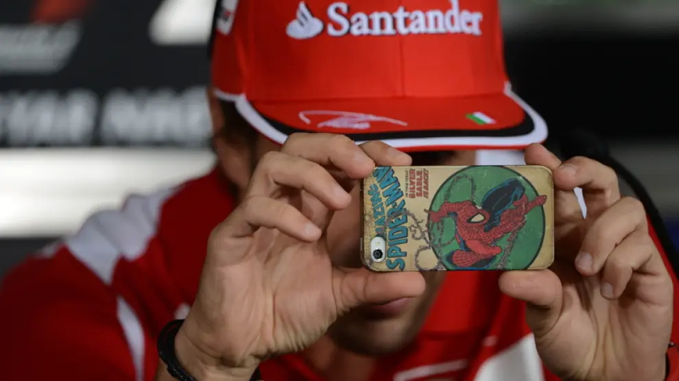 Fernando Alonso saca una foto con el móvil de Spiderman