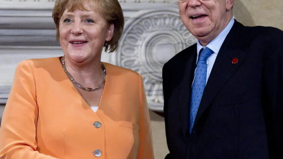 Foto de archivo de Merkel y Monti