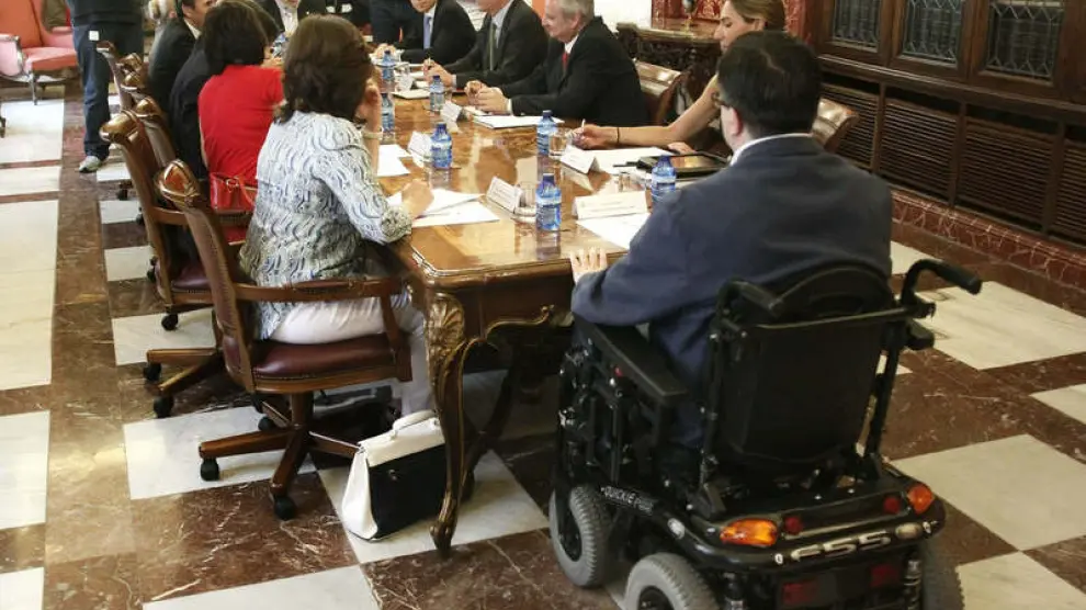 Imagen de archivo de una reunión con representantes del CERMI.