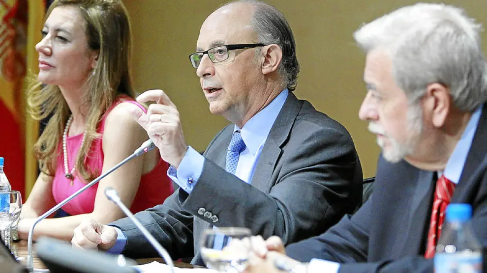 En la imagen, Marta Fernández, el ministro Cristóbal Montoro y Antonio Beteta, tras la reunión del martes