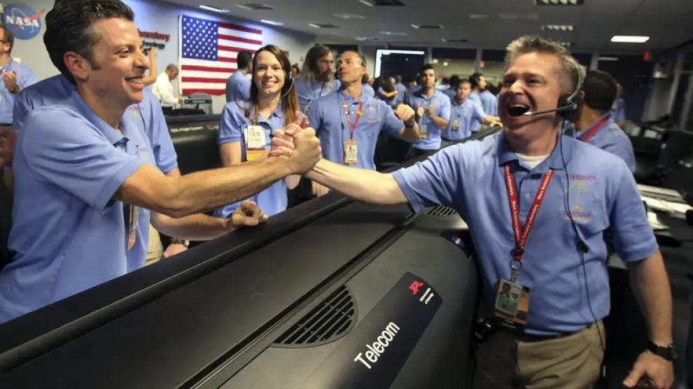 Los técnicos de la NASA celebran la llegada a Marte del Curiosity