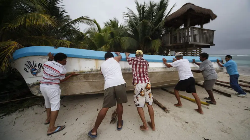 Pescadores de la comunidad de El Majahual, en el estado mexicano de Quintana Roo, protegen sus barcas