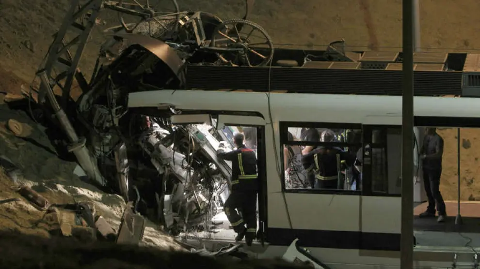 Un hombre de unos 35 años y una mujer joven han muerto al chocar un tren de Metrosur