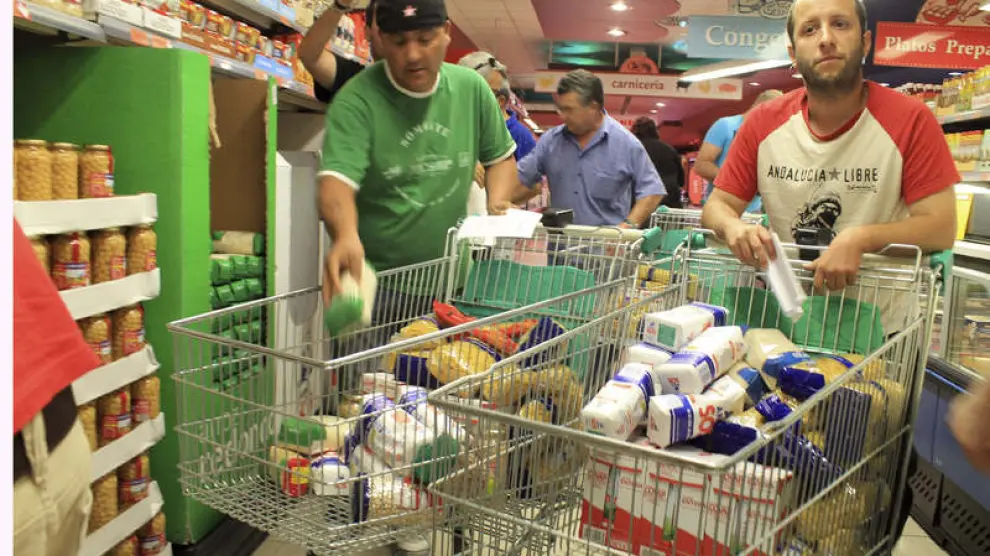Militantes del sindicato SAT cargaron carros en los supermercados