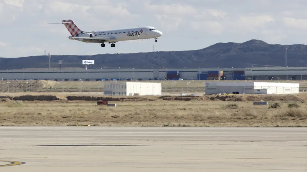 Un avión despega en el aeropuerto de Zaragoza