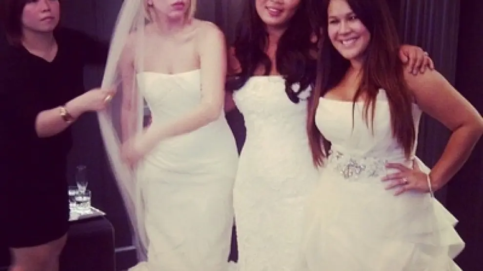 Lady Gaga (la primera empezando por la izquierda) vestida de novia