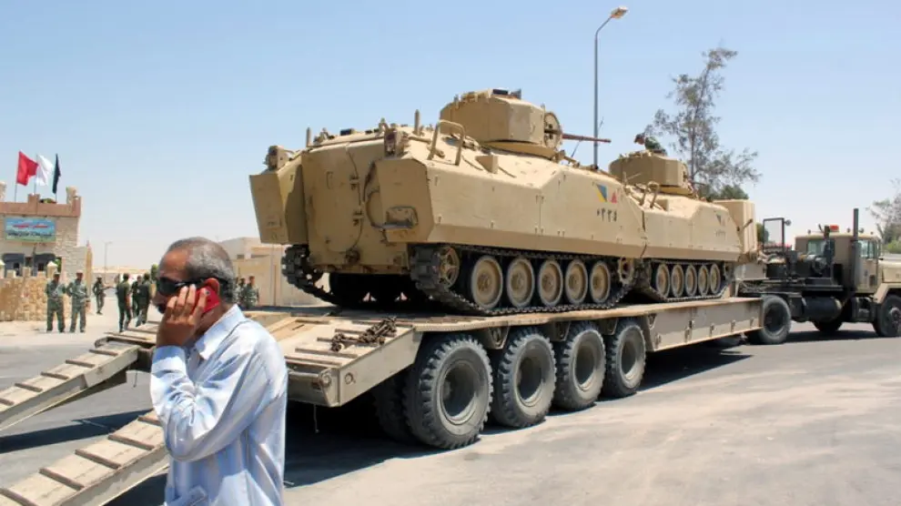 Camiones del ejército egipcio transportan tanques y maquinaria