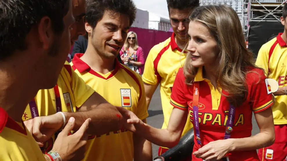 La princesa Letizia habla con los jugadores españoles, tras el partido