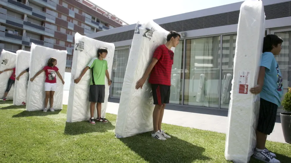 Ensayo para batir el récord de caídas de colchón con efecto dominó, en Huesca