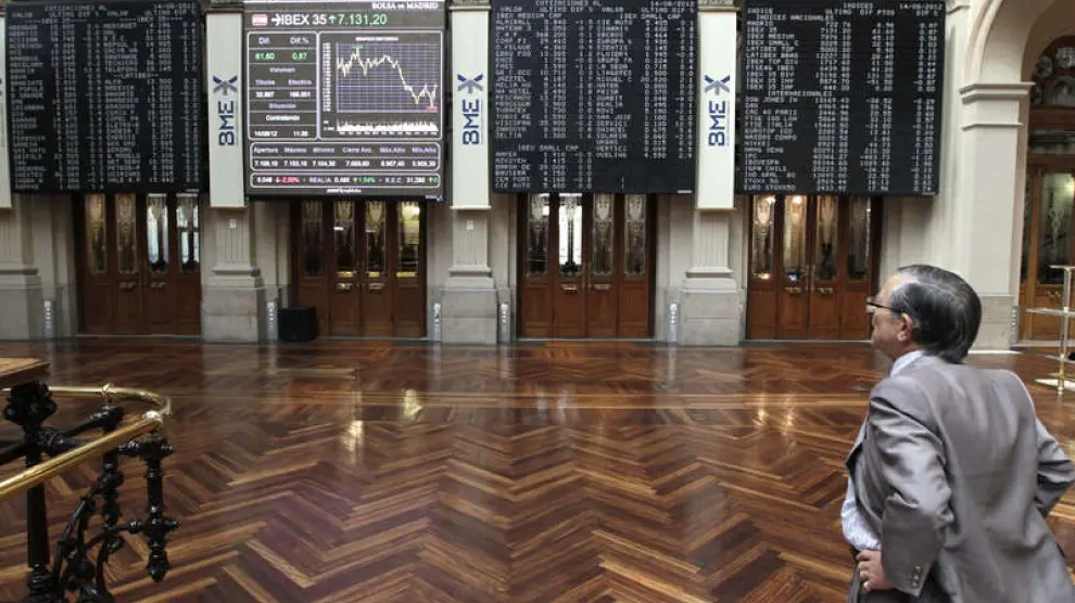 La pantalla de la Bolsa de Madrid refleja la evolución del IBEX 35