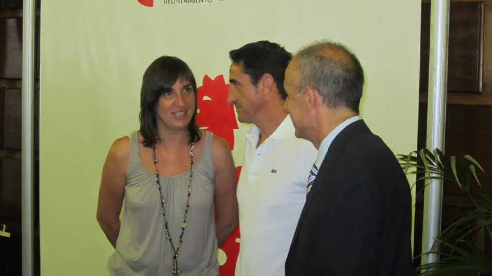 Jiménez y Molinos charlan con la teniente de Alcalde Ranera