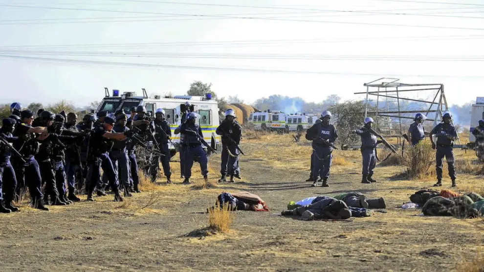 Choque entre los mineros y la policía en Sudáfrica