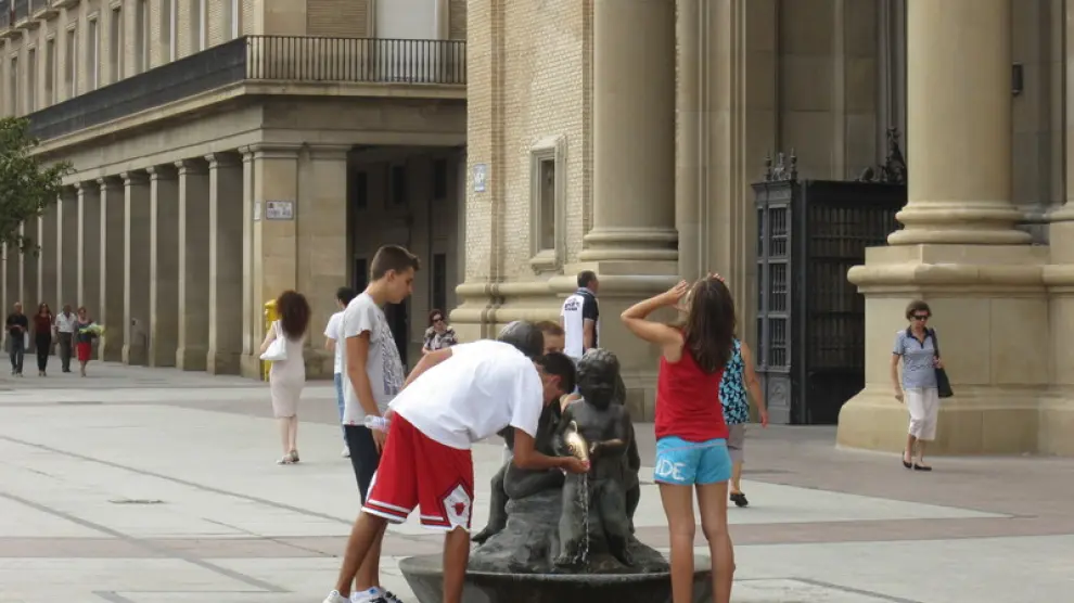 Jóvenes en la plaza del Pilar de Zaragoza