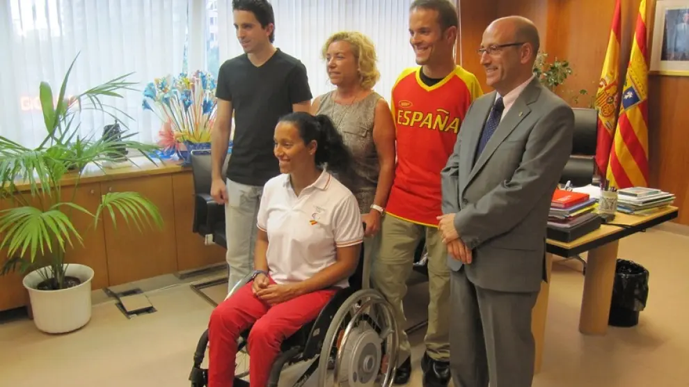 Teresa Perales, Javier Hernández y Jorge Cardona, junto a la consejera y el director general de Deporte