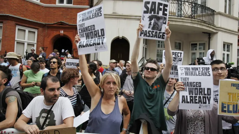 Seguidores de Julian Assange frente a la embajada, el pasado domingo.