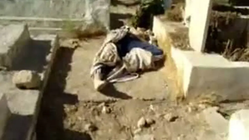 Imagen extraída de un vídeo, donde se ve un cuerpo abatido en Daraya