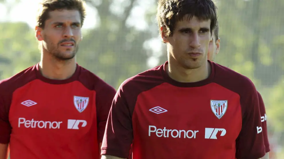 Los jugadores del Athletic Club de Bilbao Fernando Llorente (i) y Javi Martinez