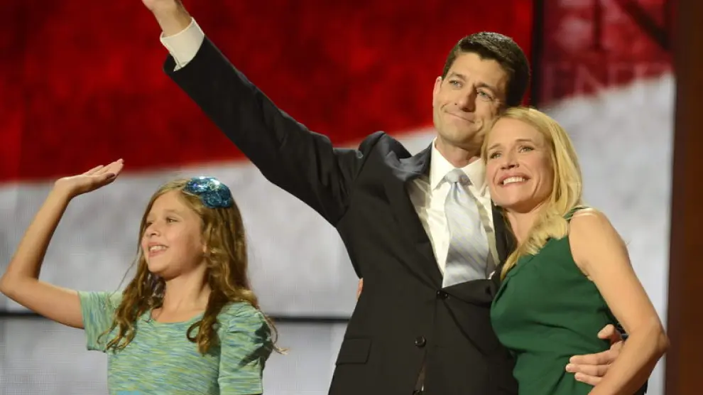 Paul Ryan, su esposa y su hija saludan a los delegados republicanos