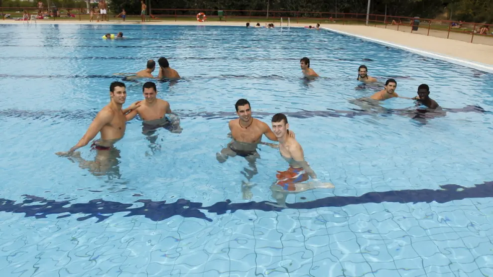 Los jugadores hacen ejercicios de recuperación en la piscina
