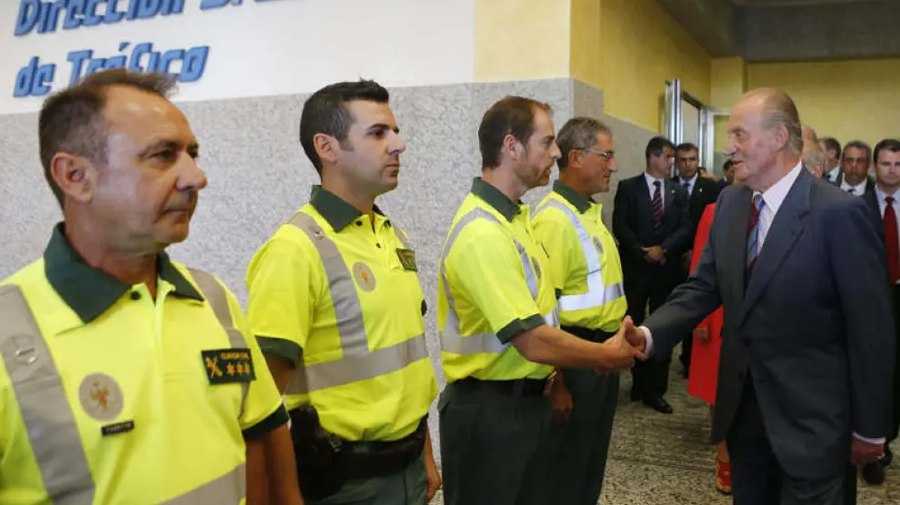 Don Juan Carlos felicita a los agentes en el Centro de Gestión de Tráfico de Madrid
