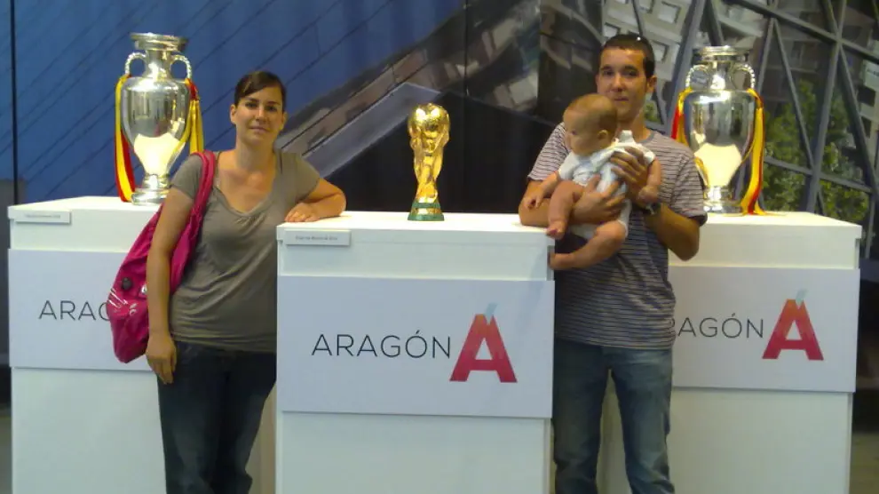 Diego, el pequeño Nicolás y Adriana han venido desde Alagón para ver los triunfos de la selección.