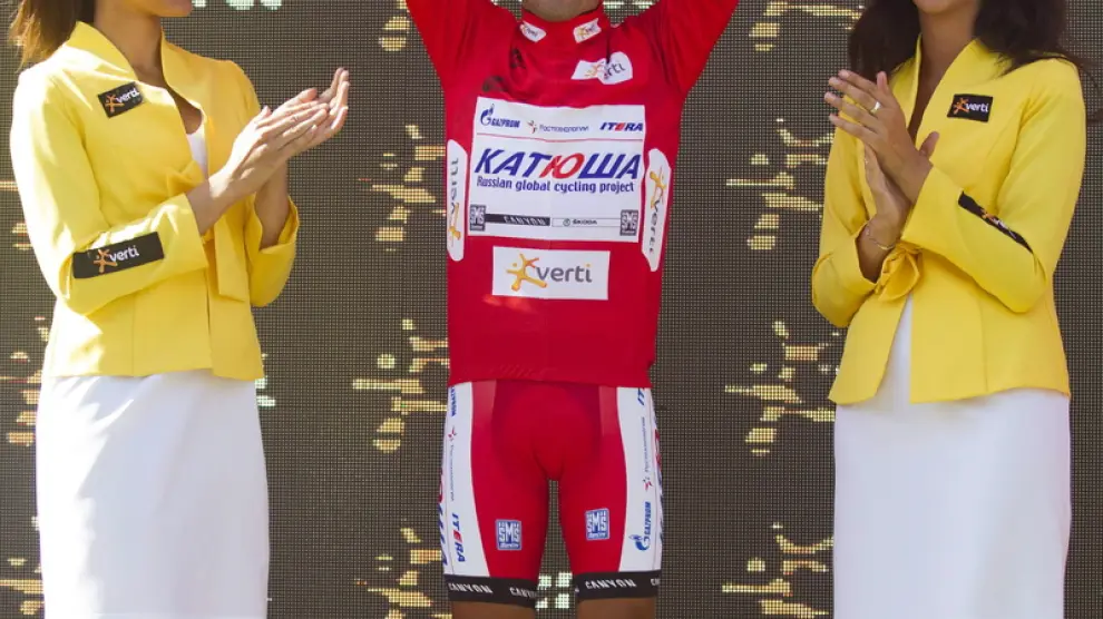 Purito Rodríguez celebra su victoria en el podio.