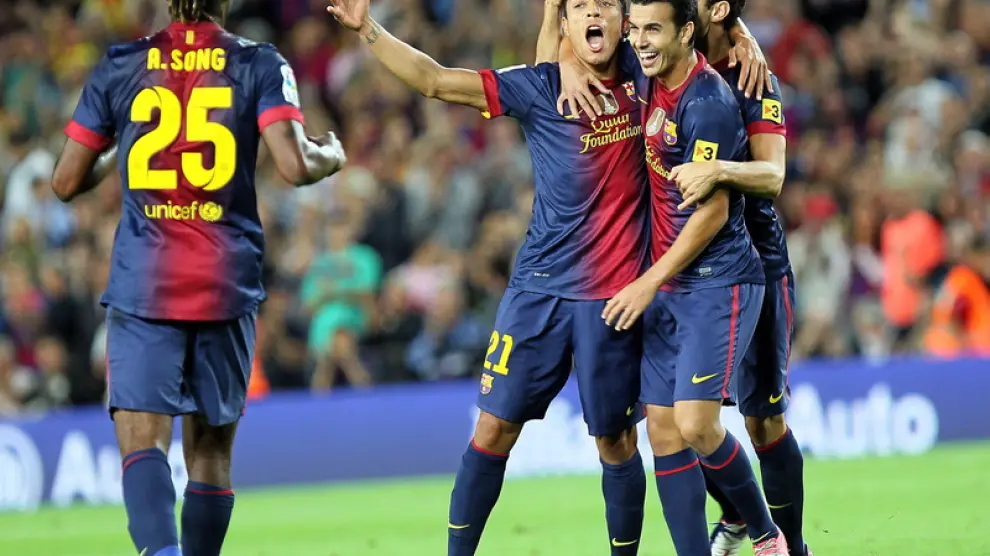 Los jugadores del Barça dan la enhorabuena a Adriano tras el gol.
