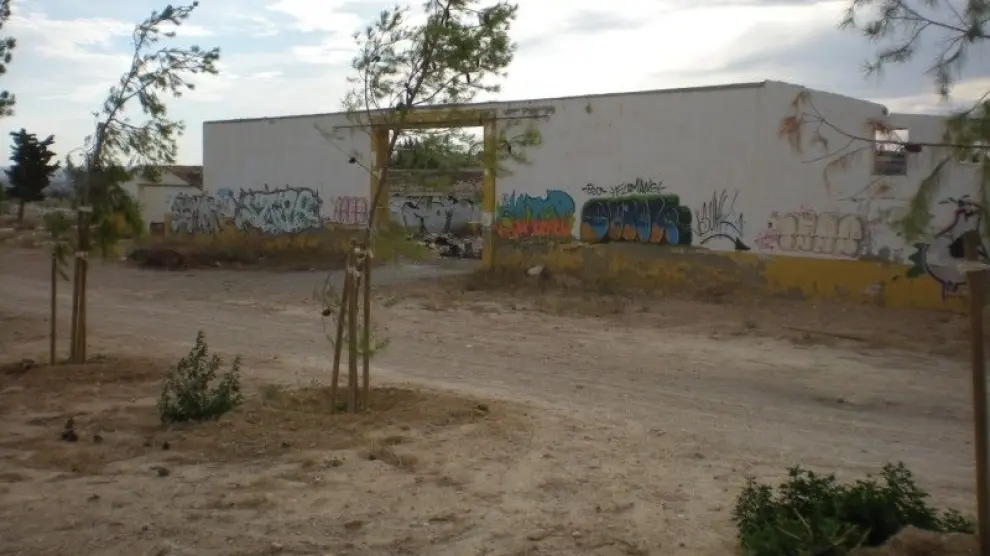Vista del deterioro en el que se encuentra el picadero de caballos de Torrero