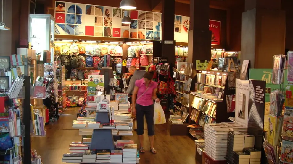 La tranquilidad ha regresado a algunos comercios, como la librería Santos Ochoa, tras la avalancha de clientes de los últimos días de agosto