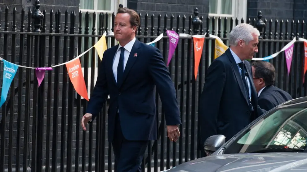 El primer ministro británico, David Cameron, paseando por Downing Street.