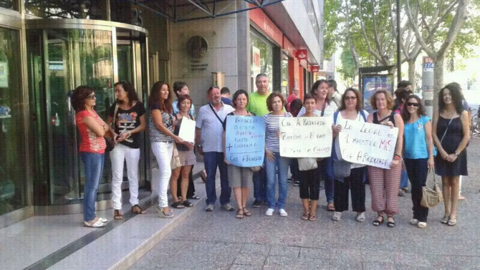 Los miembros de los CRA en Zaragoza para hacer llegar sus quejas a la consejera.
