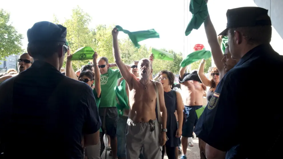 Los miembros de Marea Verde, sin camiseta para apoyar a los directores
