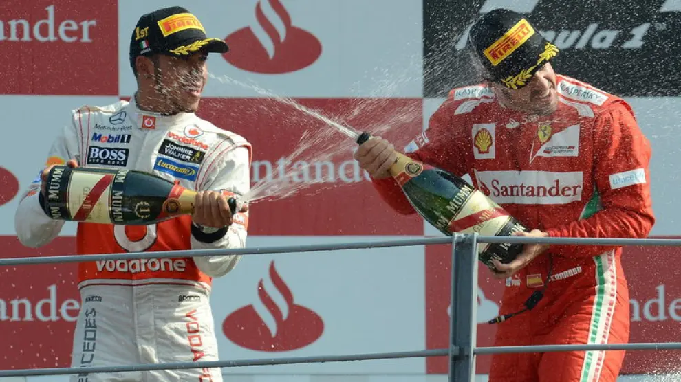 Fernando Alonso y Lewis Hamilton celebran su podio.