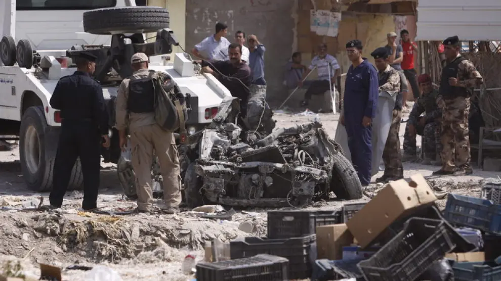 Restos de uno de los coches bomba que explotaron en Iraq