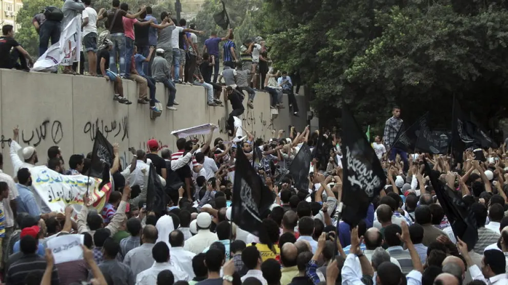 Manifestación en El Cairo enfrente de la embajada estadounidense