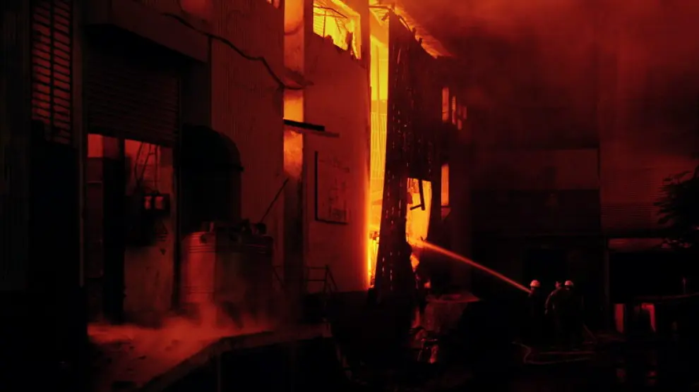 Fábrica textil ardiendo en Karachi, en el sur de Pakistán