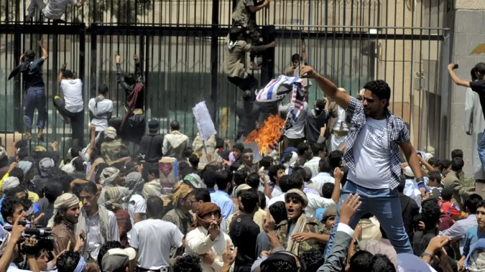 Centenares de personas protestan ante la embajada de EE. UU. en el Yemen