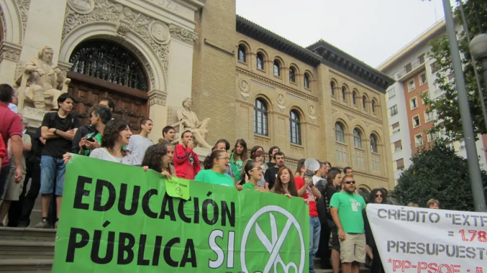 Miembros de Marea Verde protestan por los recortes en Educación y la pérdida de interinos