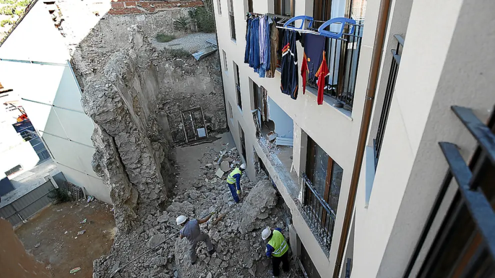 Operarios de Tragsa retiran los escombros derivados del derrumbamiento.