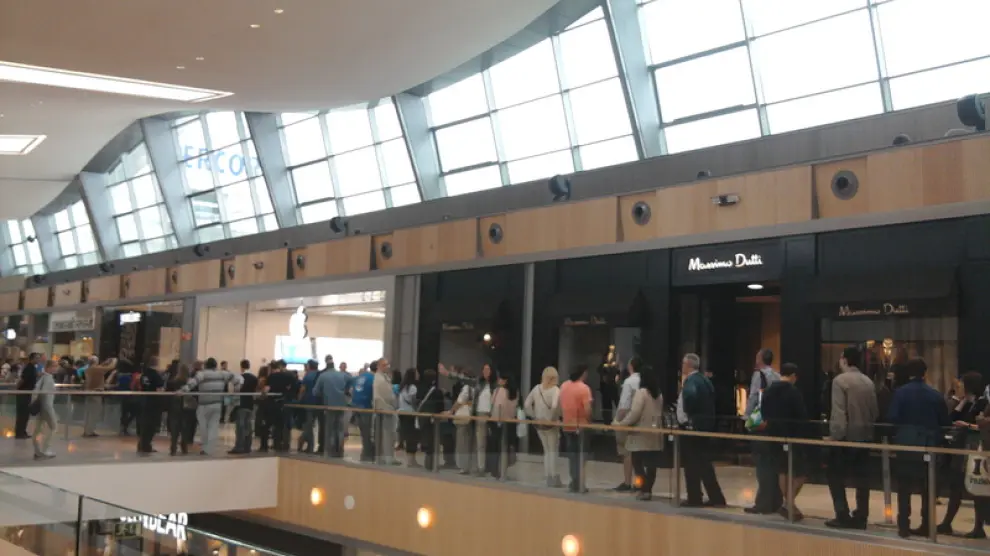 Una larga fila de asistentes esperaban a las puertas de Apple Store.